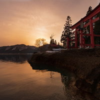 静寂に包まれる御座石神社の夕景、田沢湖に映る朱色の鳥居の写真