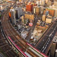 ジオラマ風仙台を通過する新幹線の写真