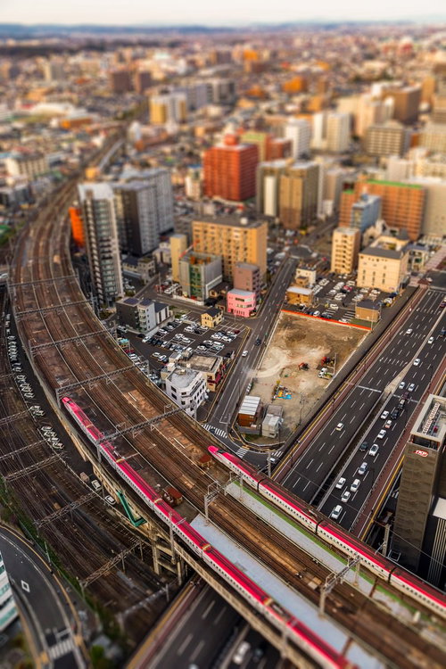 ジオラマ風仙台を通過する新幹線