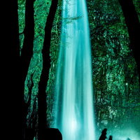 ライトアップされた玉簾の滝と人物のシルエット（山形県）の写真