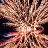 錦秋湖湖水まつりの水上花火が夜空に大きく広がる瞬間の写真