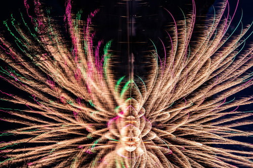 湖面に映る花火を横から見た光跡と火花（錦秋湖湖水まつり）