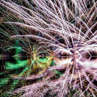 錦秋湖湖水まつりの水上花火、湖面にリフレクションする光跡の写真