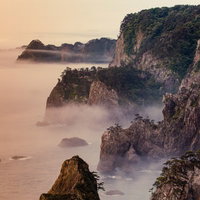 朝霧残る北山崎の夜明け、断崖を照らす朝焼けの写真