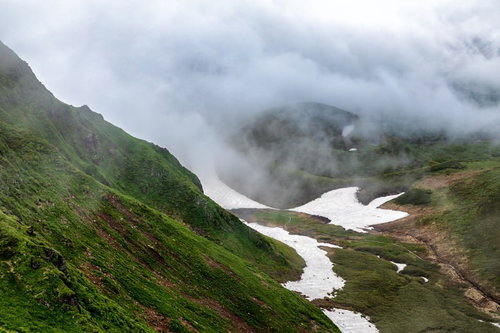 秋田駒ヶ岳のムーミン谷に立ち込める霧と登山風景