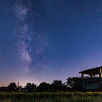 ラベンダー園から見える天の川と星空の写真