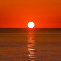 入道崎に沈む夕陽とレイラインの写真