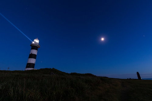 入道埼灯台からの夜空への照射と灯台建物の夜景