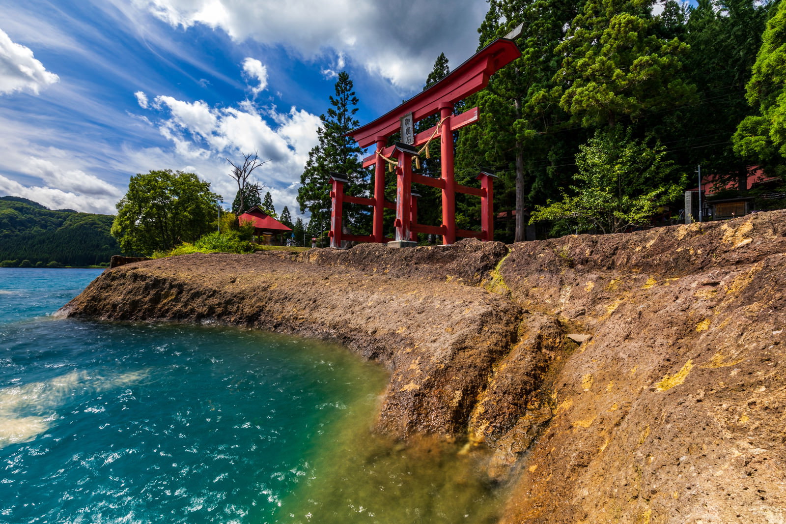 田沢湖湖畔の御座石神社の赤い鳥居