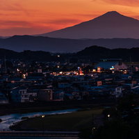 夕焼けに染まる横手市街と鳥海山のシルエットの写真
