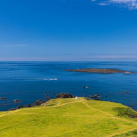 男鹿半島西北端の入道崎の海岸線と岩礁景観の写真