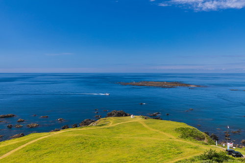 男鹿半島西北端の入道崎の海岸線と岩礁景観