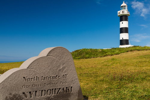 入道崎の入道埼灯台と石製の標識、男鹿半島の景勝地