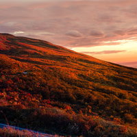 夕陽に照らされる鳥海山の写真