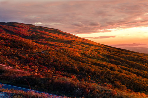 夕陽に照らされる鳥海山