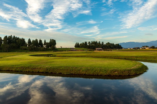 払田柵跡の復元された川跡と水鏡の景観 宮城県の古代遺跡