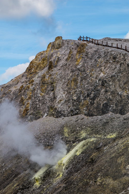 噴き出す火山ガスと川原毛地獄の荒涼とした岩肌
