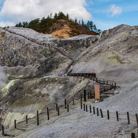 立入禁止になった川原毛地獄の登山道と木製の柵の写真