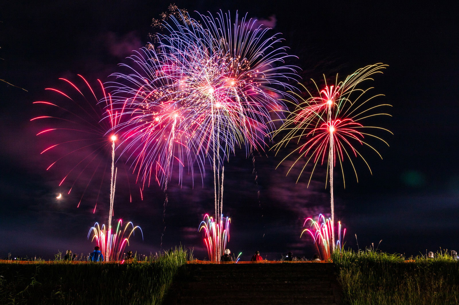 大曲の花火大会で一斉に打ち上げられる花火