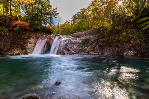 紅葉の間から差す日と赤滝～秋田の渓谷