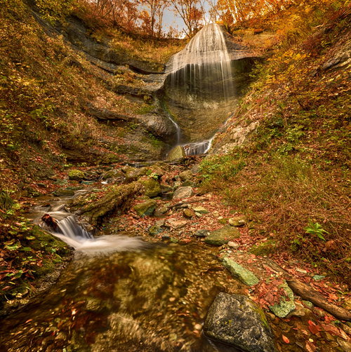 紅葉に染まる岩手県の渓谷、滝から続く清流と水の流れ