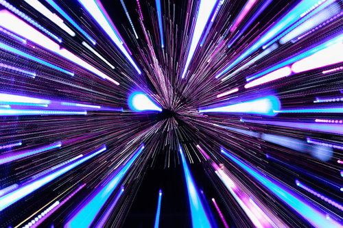 イルミネーションで出来た光跡：放射状に広がる紫と青の光線