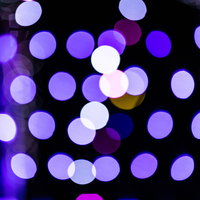 イルミネーションの紫とピンク色の水玉模様（ボケ効果）の写真