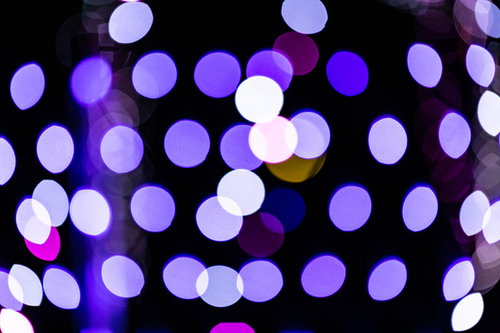 イルミネーションの紫とピンク色の水玉模様（ボケ効果）