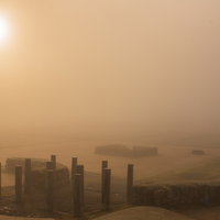 朝霧に包まれた払田遺跡の夜明け風景（秋田県）の写真