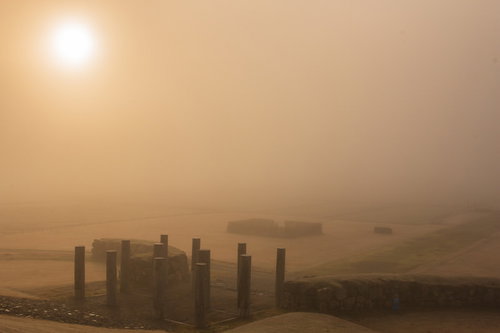 朝霧に包まれた払田遺跡の夜明け風景（秋田県）
