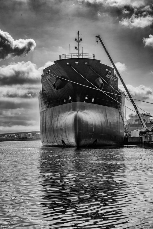 造船所で建造中の大型船とクレーン（モノクロ）