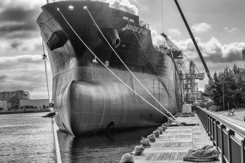 造船所で建造中の大型船とクレーン