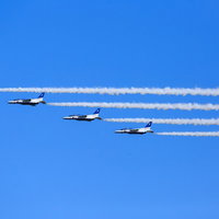 仲良く隊列を組むブルーインパルス4機の編隊飛行の写真