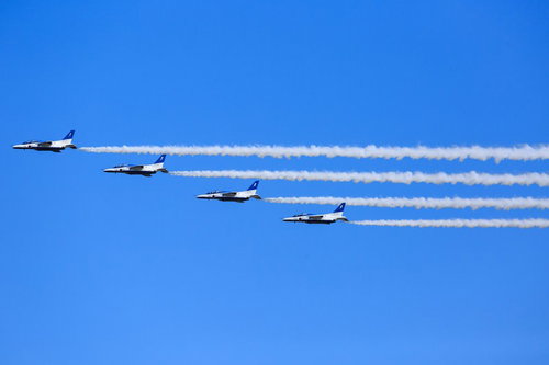 仲良く隊列を組むブルーインパルス4機の編隊飛行