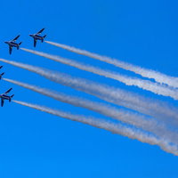 編隊飛行（ブルーインパルス）の煙の軌跡の写真