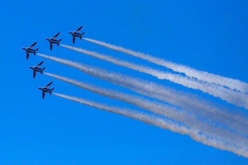 編隊飛行（ブルーインパルス）の煙の軌跡