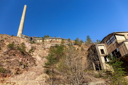 秋田県の尾去沢鉱山跡に残る廃煙突とがけ崩れの風景