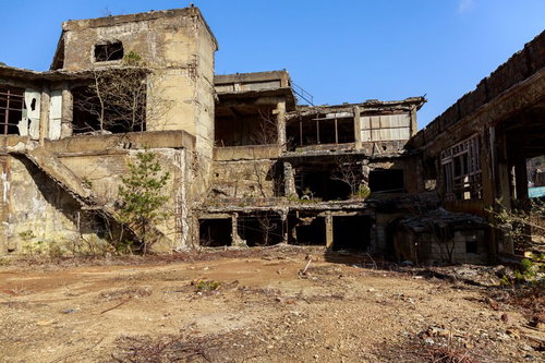 秋田県尾去沢鉱山の廃墟跡と坑道遺構|風化した鉱山遺産