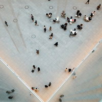 上空から見た人混みが行き交うショッピングセンターの広場の写真