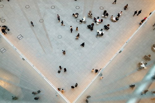 上空から見た人混みが行き交うショッピングセンターの広場