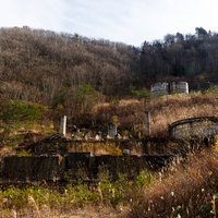 荒れ果てた土畑鉱山跡の廃墟 風化した石造り建物と山林の写真