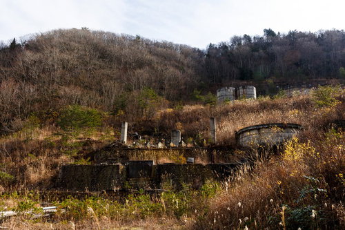 荒れ果てた土畑鉱山跡の廃墟 風化した石造り建物と山林
