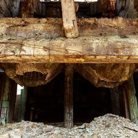 鉄骨と骨組みがむき出しの尾去沢鉱山の廃墟の写真