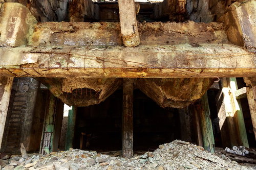 鉄骨と骨組みがむき出しの尾去沢鉱山の廃墟