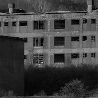 産業遺産・松尾鉱山跡の廃墟団地｜歴史的鉱山遺構の写真