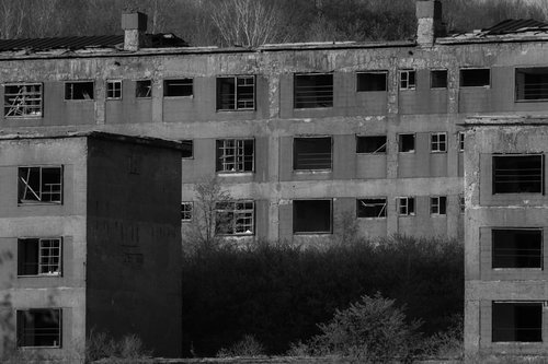 産業遺産・松尾鉱山跡の廃墟団地｜歴史的鉱山遺構