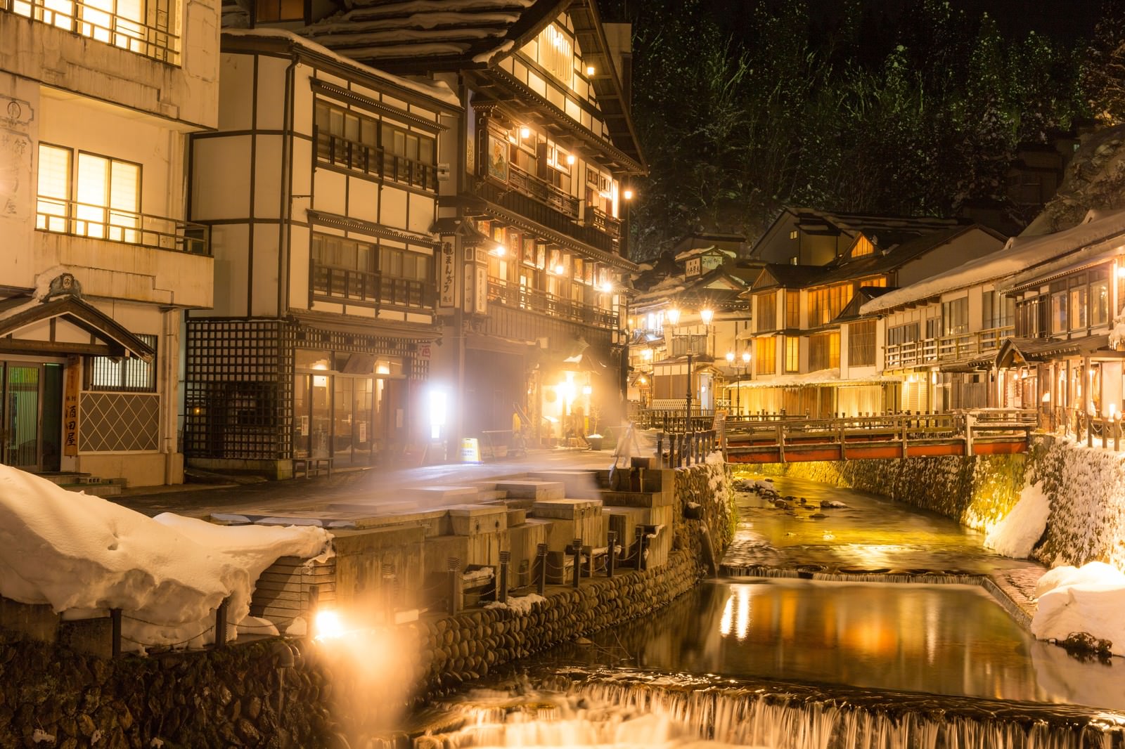 積雪で覆われた銀山温泉の温泉街を、ガス灯と旅館の灯火が照らす冬の夜景