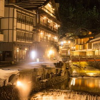 山形県銀山温泉の雪景色、ガス灯と温泉旅館が照らす冬の夜景の写真