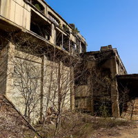 不気味な尾去沢鉱山跡の廃墟建物と朽ちた産業遺産施設の写真