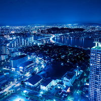 ネオンに彩られた博多の夜景 高層ビルが立ち並ぶ福岡の都市夜間景観の写真